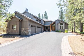 Exterior - 5 bedroom home with private hot tub, shared pool and gourmet kitchen (Sunriver)