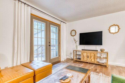 Dog-friendly mountain home with private hot tub, fenced yard, deck & W&D