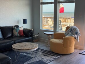 Smart TV, fireplace - Stunning Beach Front 4 Bedroom Beach House on Beautiful Surfside Beach (Freeport)