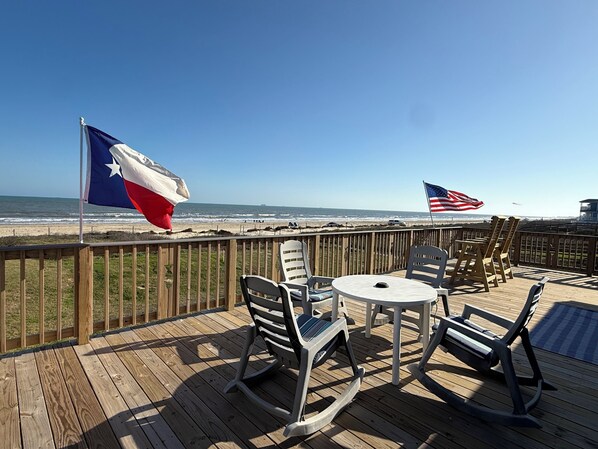 Outdoor dining - Stunning Beach Front 4 Bedroom Beach House on Beautiful Surfside Beach (Freeport)