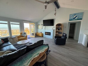 Smart TV, fireplace - Stunning Beach Front 4 Bedroom Beach House on Beautiful Surfside Beach (Freeport)