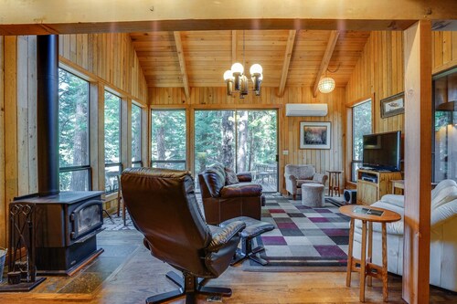Dog-friendly cabin with deck, mountain views, pools, & hot tubs