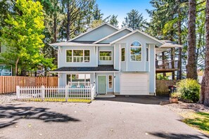 Exterior - Spacious home with fenced yard, deck, grill, fast WiFi, & game room (Cannon Beach)