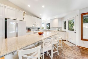 Fridge, microwave, oven, stovetop - Spacious home with fenced yard, deck, grill, fast WiFi, & game room (Cannon Beach)