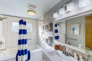 Douche, sèche-cheveux, serviettes fournies