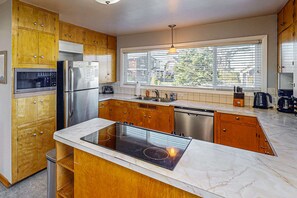 Fridge, microwave, oven, stovetop - Spacious home with arcade games, ping pong and foosball tables, close to beach (Seaside)