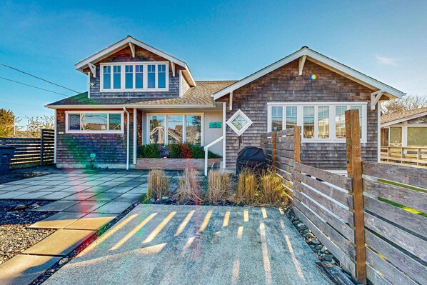 Exterior - Spacious home with arcade games, ping pong and foosball tables, close to beach (Seaside)