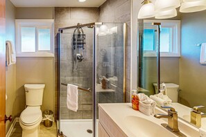 Shower, hair dryer, towels - Spacious home with arcade games, ping pong and foosball tables, close to beach (Seaside)