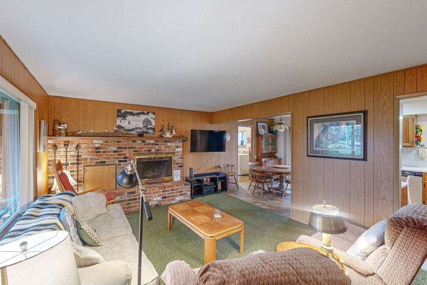 Cozy Getaway Near Beach With Partial Ocean View, Free Wifi, & Washer/dryer - Cannon Beach, OR