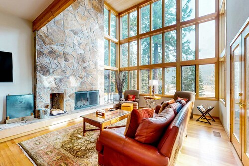 Lovely home with Black Butte view, large deck, hot tubs, & pools