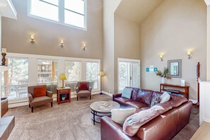 TV, fireplace, DVD player, stereo - Beautiful Home with Deck, Shared Pool and Hot Tub - Near the Slopes (Bend)