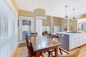 Dining - Beautiful Home with Deck, Shared Pool and Hot Tub - Near the Slopes (Bend)