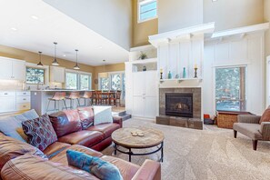 TV, fireplace, DVD player, stereo - Beautiful Home with Deck, Shared Pool and Hot Tub - Near the Slopes (Bend)