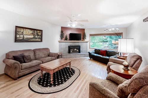 Large Dog-Friendly Duplex with Lovely Interior + Free WiFi, Private Washer/Dryer