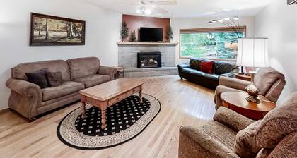 Large Dog-Friendly Duplex with Lovely Interior + Free WiFi, Private Washer/Dryer