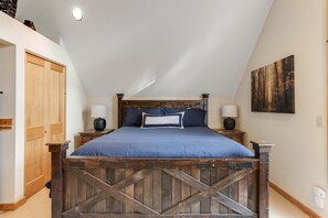 3 chambres, bureau, fer et planche à repasser, lit de bébé portatif