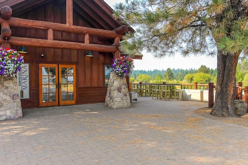 Perfectly Located Home - Enjoy a Private Hot Tub & SHARC Passes