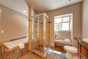 Shower, hair dryer, towels, shampoo - Spacious dog-friendly home with a game room, private hot tub, & SHARC access (Sunriver)