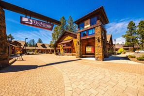 Exterior - Spacious dog-friendly home with a game room, private hot tub, & SHARC access (Sunriver)