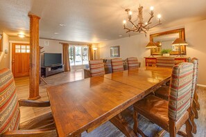 Dining - Spacious dog-friendly home with a game room, private hot tub, & SHARC access (Sunriver)