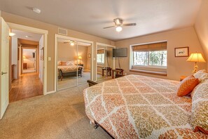 5 bedrooms, iron/ironing board, WiFi, bed sheets - Spacious dog-friendly home with a game room, private hot tub, & SHARC access (Sunriver)
