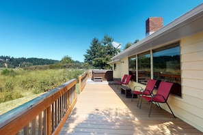 Terrace/patio - Dog-friendly house on Alsea Bay with bridge views, grill & private hot tub (Waldport)