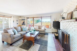 TV, fireplace, offices - Dog-friendly house on Alsea Bay with bridge views, grill & private hot tub (Waldport)