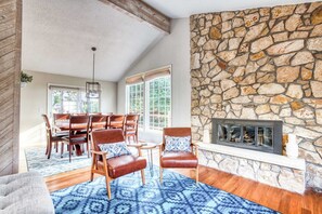 Dining - Newly updated, dog-friendly house near the beach with hot tub & grill (Warrenton)