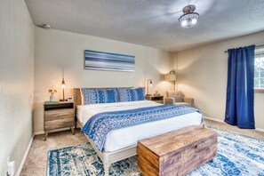 3 bedrooms, desk, iron/ironing board, WiFi - Newly updated, dog-friendly house near the beach with hot tub & grill (Warrenton)