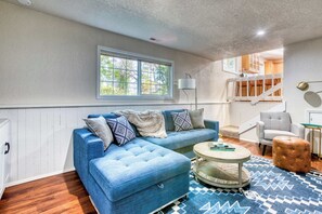 TV, fireplace, DVD player, offices - Newly updated, dog-friendly house near the beach with hot tub & grill (Warrenton)