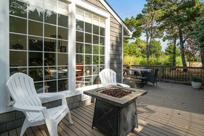 Outdoor dining - Newly updated, dog-friendly house near the beach with hot tub & grill (Warrenton)