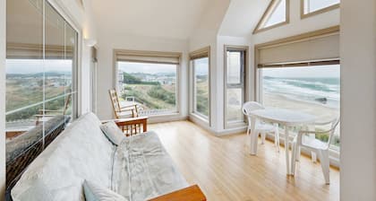 Near Beach condo w/ amazing ocean view - dogs OK
