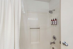 Douche, séchoir à cheveux, serviettes fournies