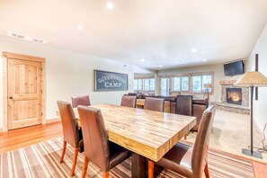 Dining - Stunning resort condo withluxury amenities, shared pool & easy access to slopes (Government Camp)