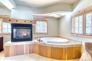 Interior - Stunning resort condo withluxury amenities, shared pool & easy access to slopes (Government Camp)
