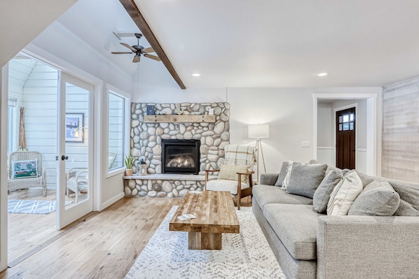 TV, fireplace, offices - Family-Friendly Forest Hideaway with EVC, Bikes, & SHARC Passes - Walk to Park (Sunriver)