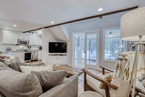 TV, fireplace, offices - Family-Friendly Forest Hideaway with EVC, Bikes, & SHARC Passes - Walk to Park (Sunriver)
