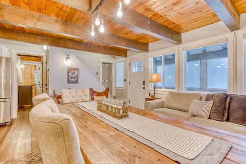Serene condo with skiing, fireplace, mountainview, & washer&dryer