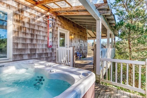 Private Hot Tub & Easy Access to the Beach - Dogs are Welcome