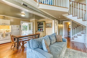 TV, fireplace, DVD player, offices - Private Hot Tub & Easy Access to the Beach - Dogs are Welcome (Florence)