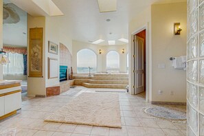 Interior - Luxurious Riverfront House withRiver Views, Private Sauna, Pool Table, & Free WiFi (Florence)