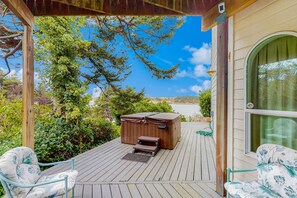 Terrace/patio - Luxurious Riverfront House withRiver Views, Private Sauna, Pool Table, & Free WiFi (Florence)