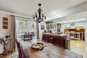 Dining - Family friendly home with private hot tub, pool table, ping pong & SHARC amenities (Sunriver)
