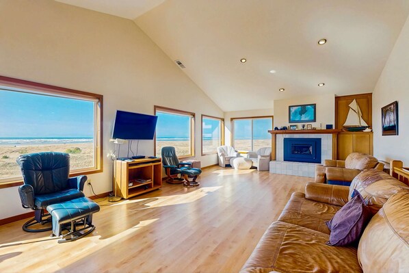 TV, fireplace, DVD player, stereo - Oceanfront house with large great room, jetted bathtub, WiFi, & fireplace (Seaside)