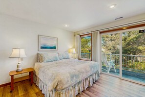 3 bedrooms, desk, iron/ironing board, WiFi - Oceanfront house with large great room, jetted bathtub, WiFi, & fireplace (Seaside)