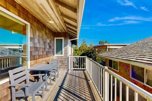 Outdoor dining - Oceanfront house with large great room, jetted bathtub, WiFi, & fireplace (Seaside)