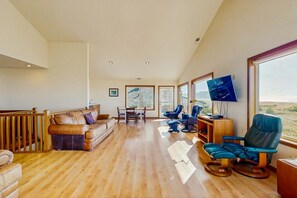 TV, fireplace, DVD player, stereo - Oceanfront house with large great room, jetted bathtub, WiFi, & fireplace (Seaside)