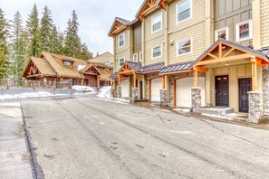 Exterior - Three-story retreat with a gas fireplace plus access to pool, hot tub, & sauna (Government Camp)