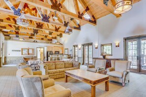 TV, fireplace, DVD player, offices - Three-story retreat with a gas fireplace plus access to pool, hot tub, & sauna (Government Camp)