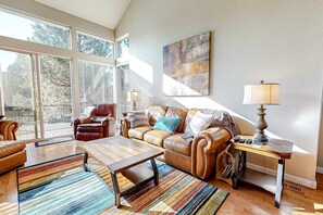 TV, fireplace, DVD player, offices - Creekside home with private hot tub & fireplace - access to pools, hot tub, gym (Eagle Crest)